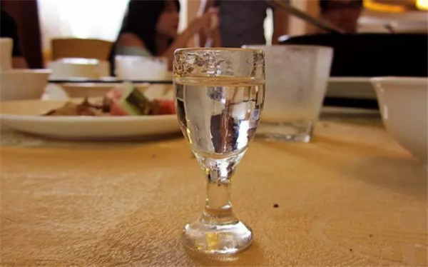 1575016870880215.jpg 秋季喝點(diǎn)白酒對(duì)養(yǎng)生大有妙處385.jpg